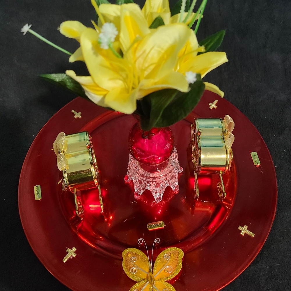 Red Centerpiece - Picture 5 of 6